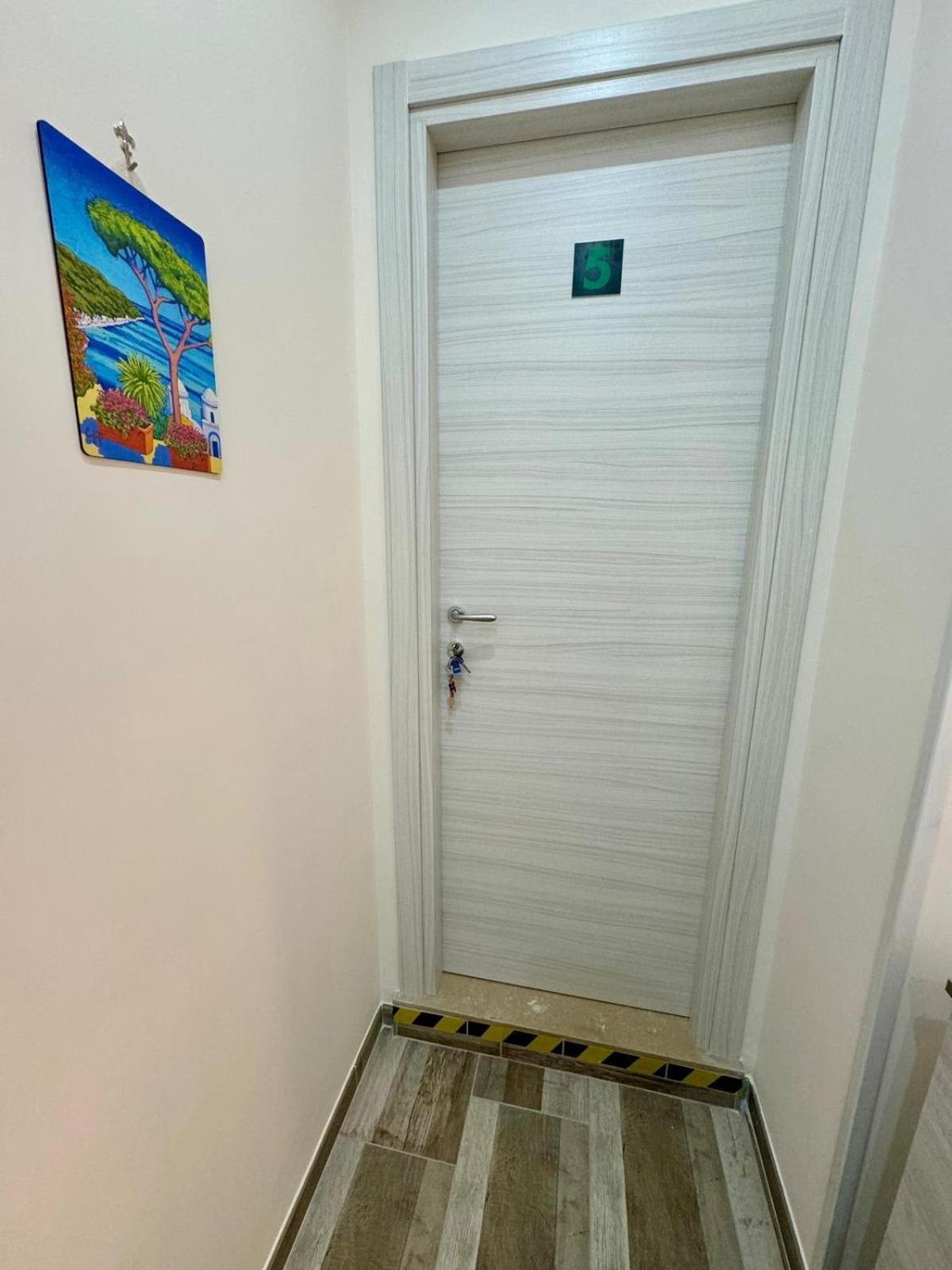 Punto House Ferrovia Hotel Наполи Екстериор снимка