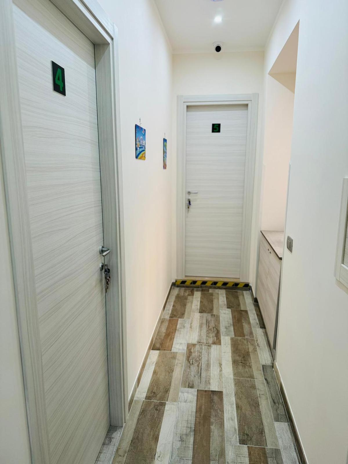 Punto House Ferrovia Hotel Наполи Екстериор снимка