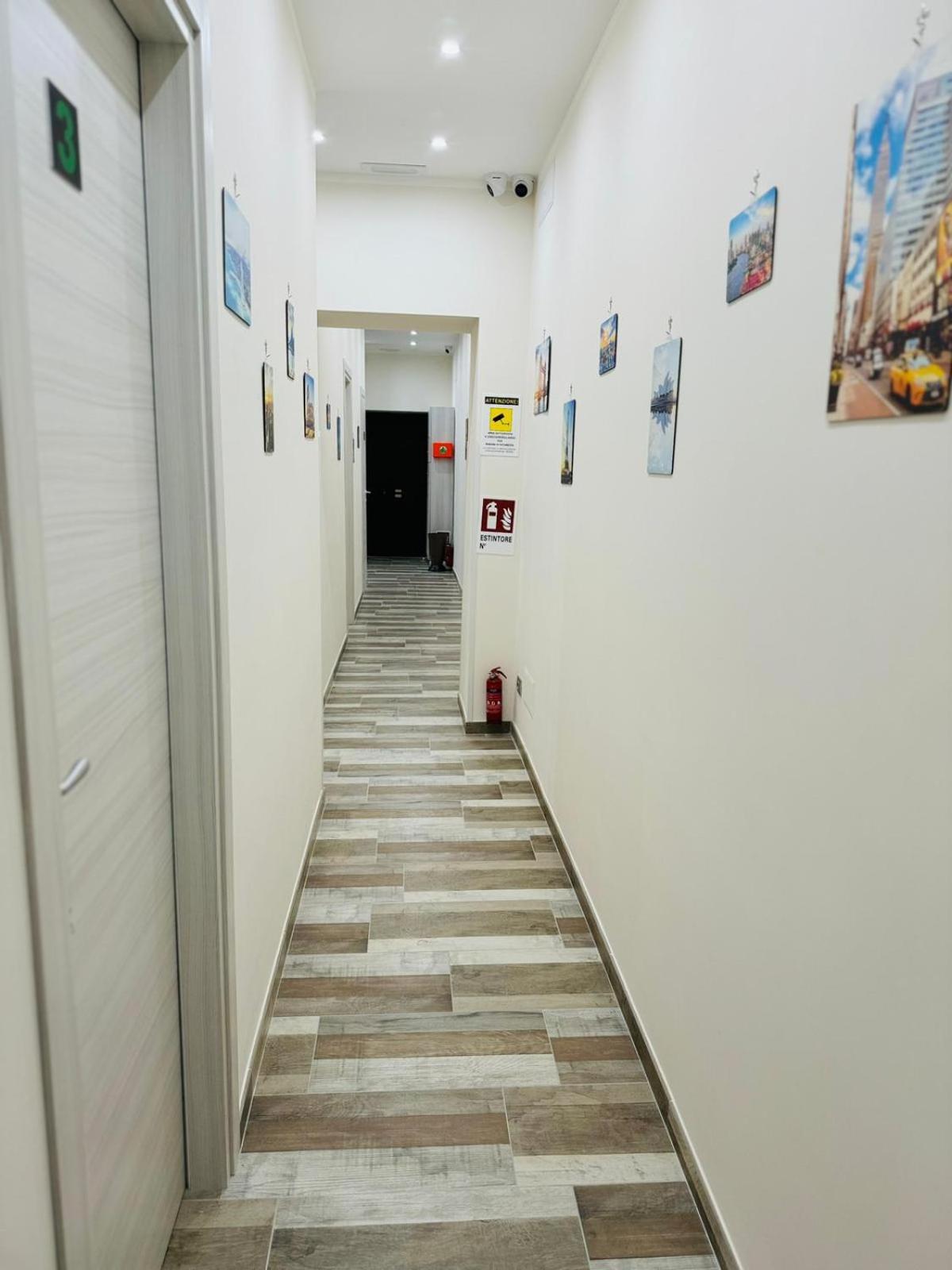 Punto House Ferrovia Hotel Наполи Екстериор снимка