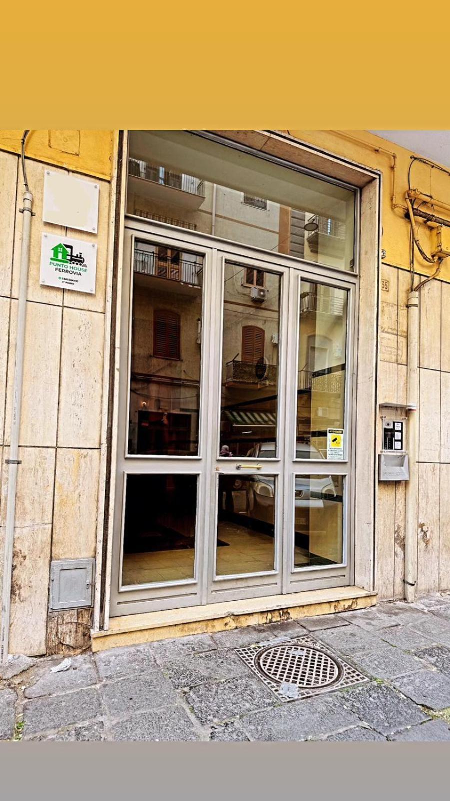 Punto House Ferrovia Hotel Наполи Екстериор снимка