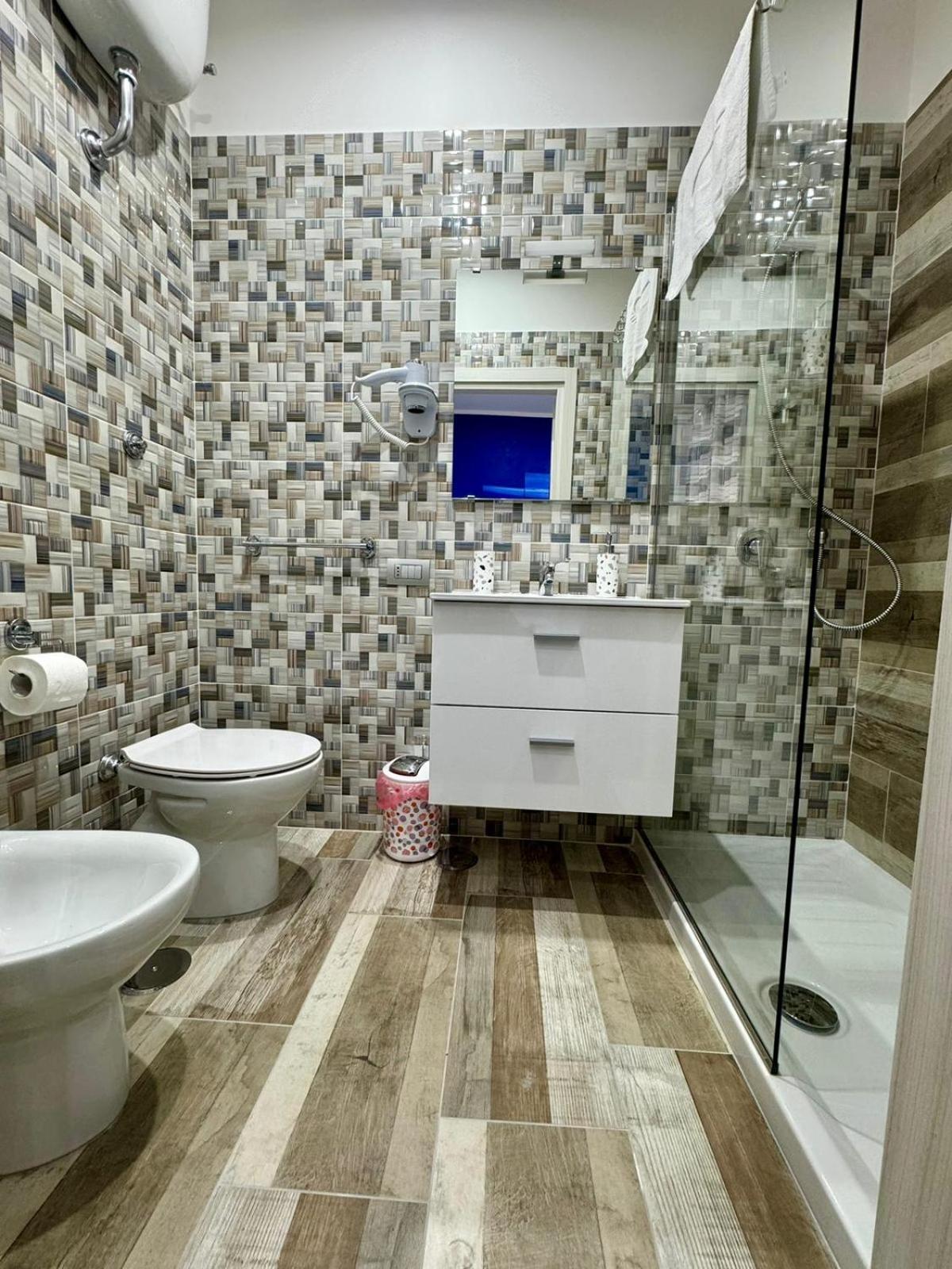 Punto House Ferrovia Hotel Наполи Екстериор снимка