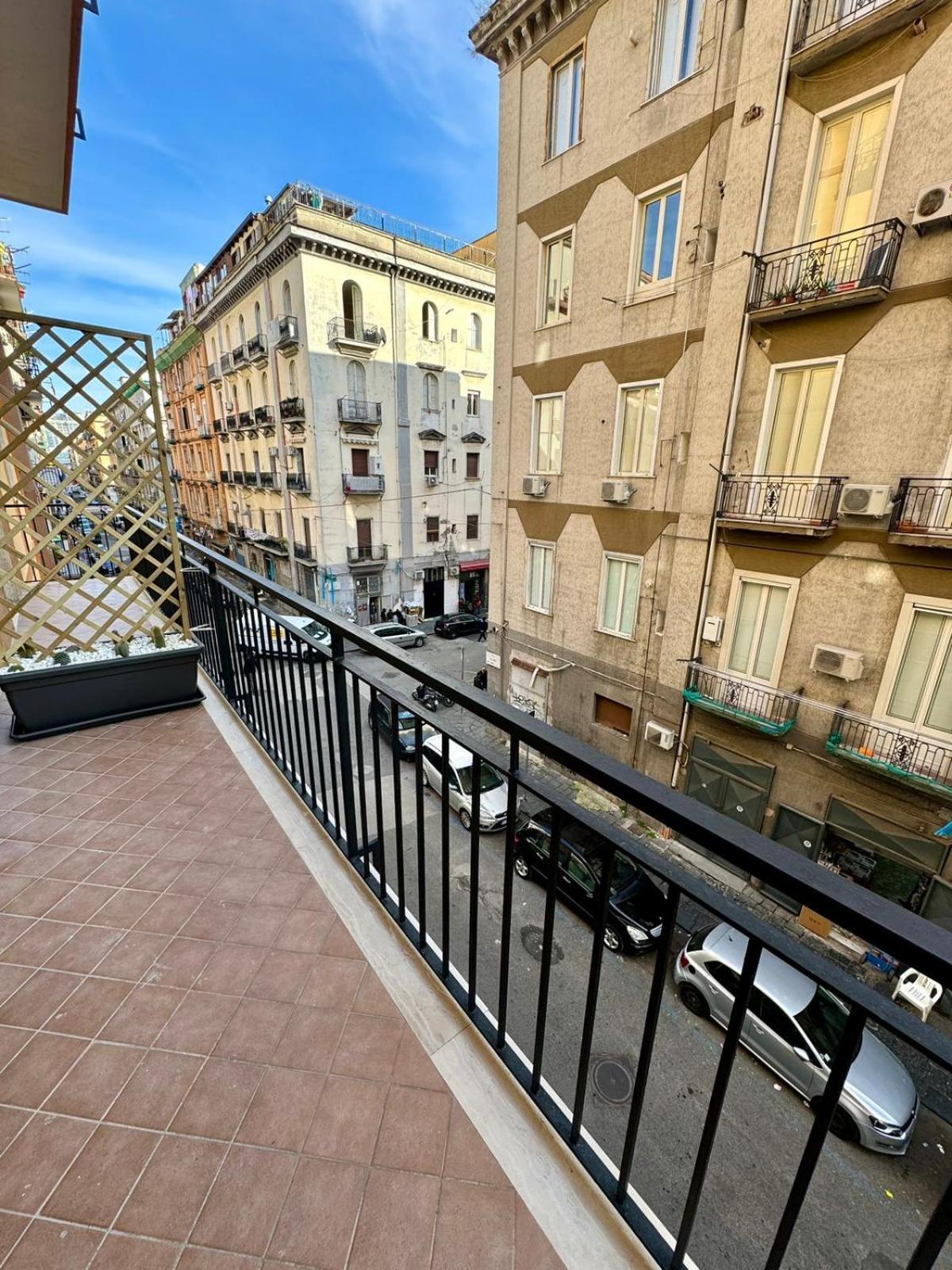 Punto House Ferrovia Hotel Наполи Екстериор снимка