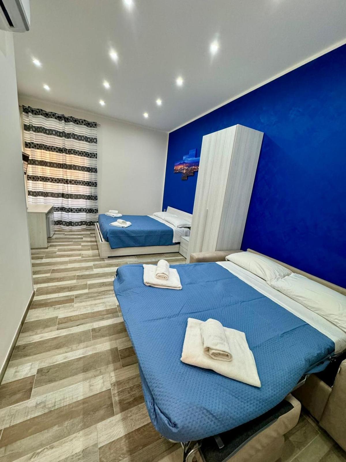 Punto House Ferrovia Hotel Наполи Екстериор снимка