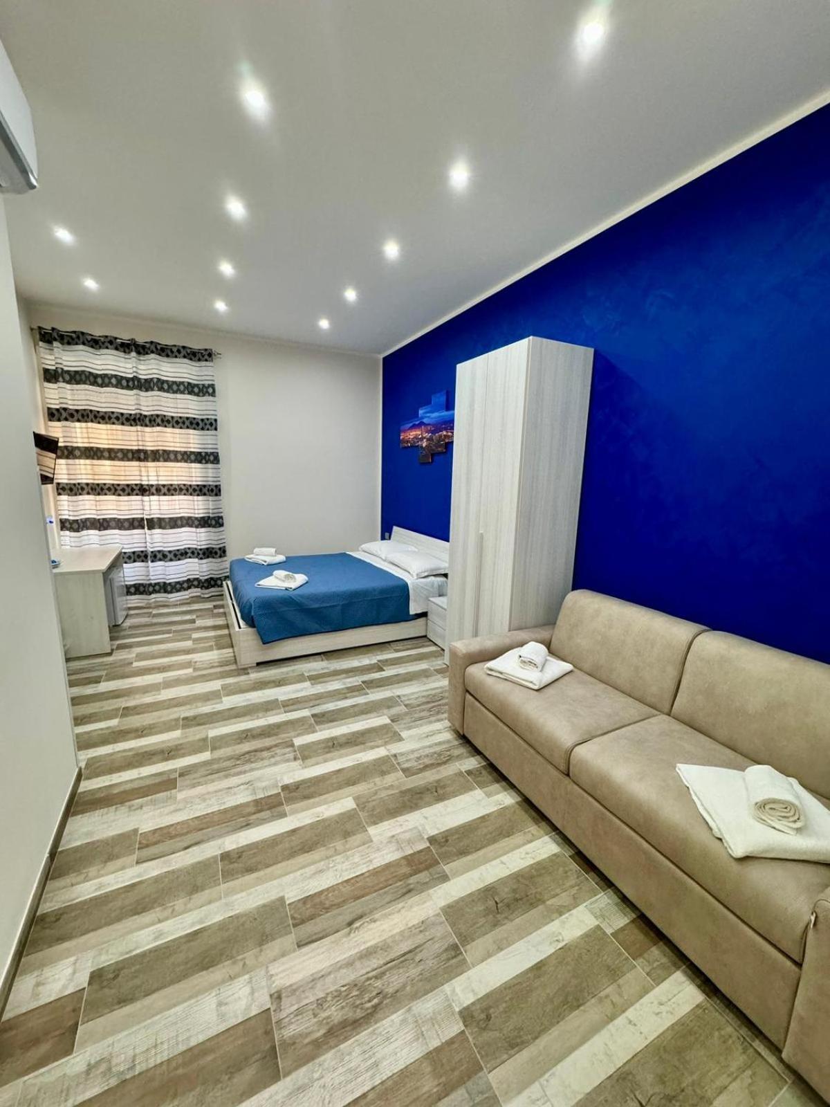 Punto House Ferrovia Hotel Наполи Екстериор снимка
