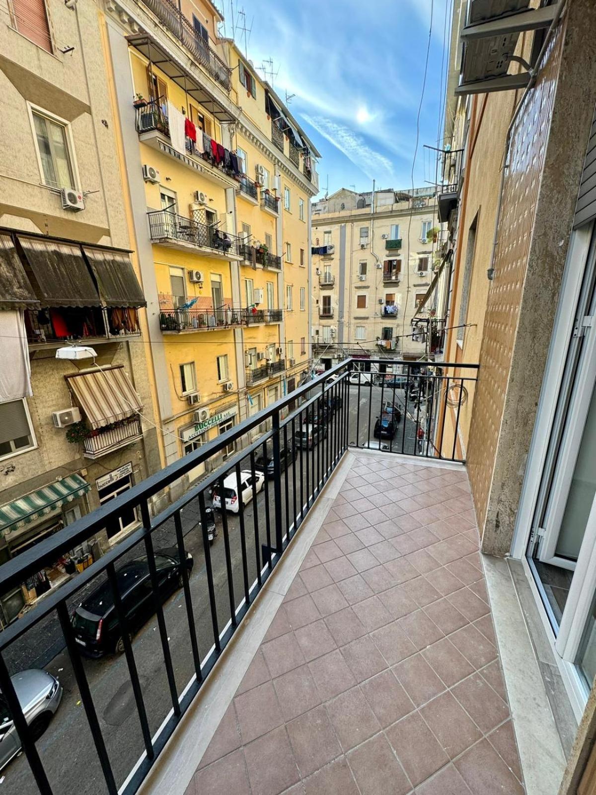 Punto House Ferrovia Hotel Наполи Екстериор снимка