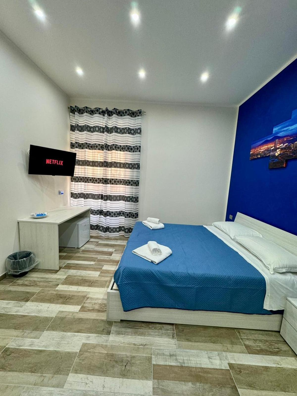 Punto House Ferrovia Hotel Наполи Екстериор снимка