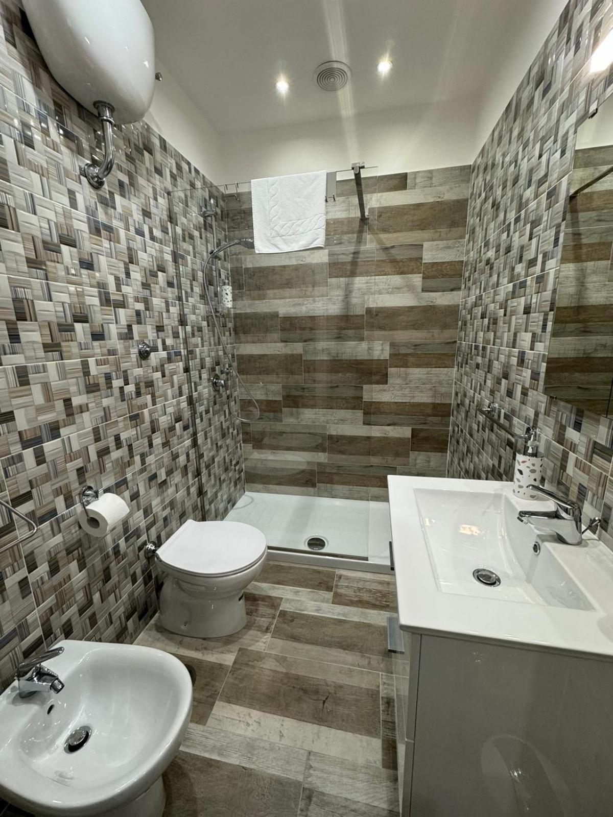 Punto House Ferrovia Hotel Наполи Екстериор снимка