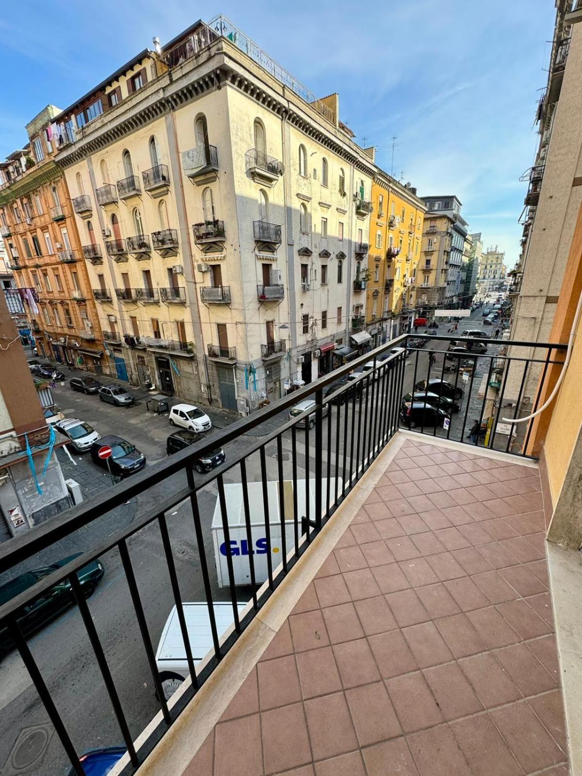 Punto House Ferrovia Hotel Наполи Екстериор снимка