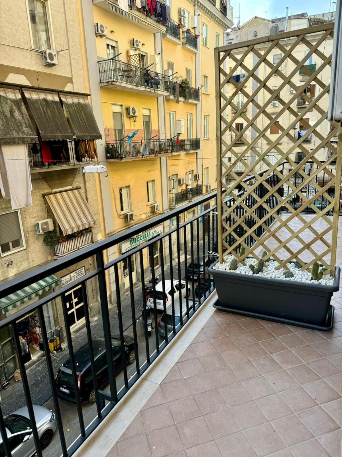 Punto House Ferrovia Hotel Наполи Екстериор снимка