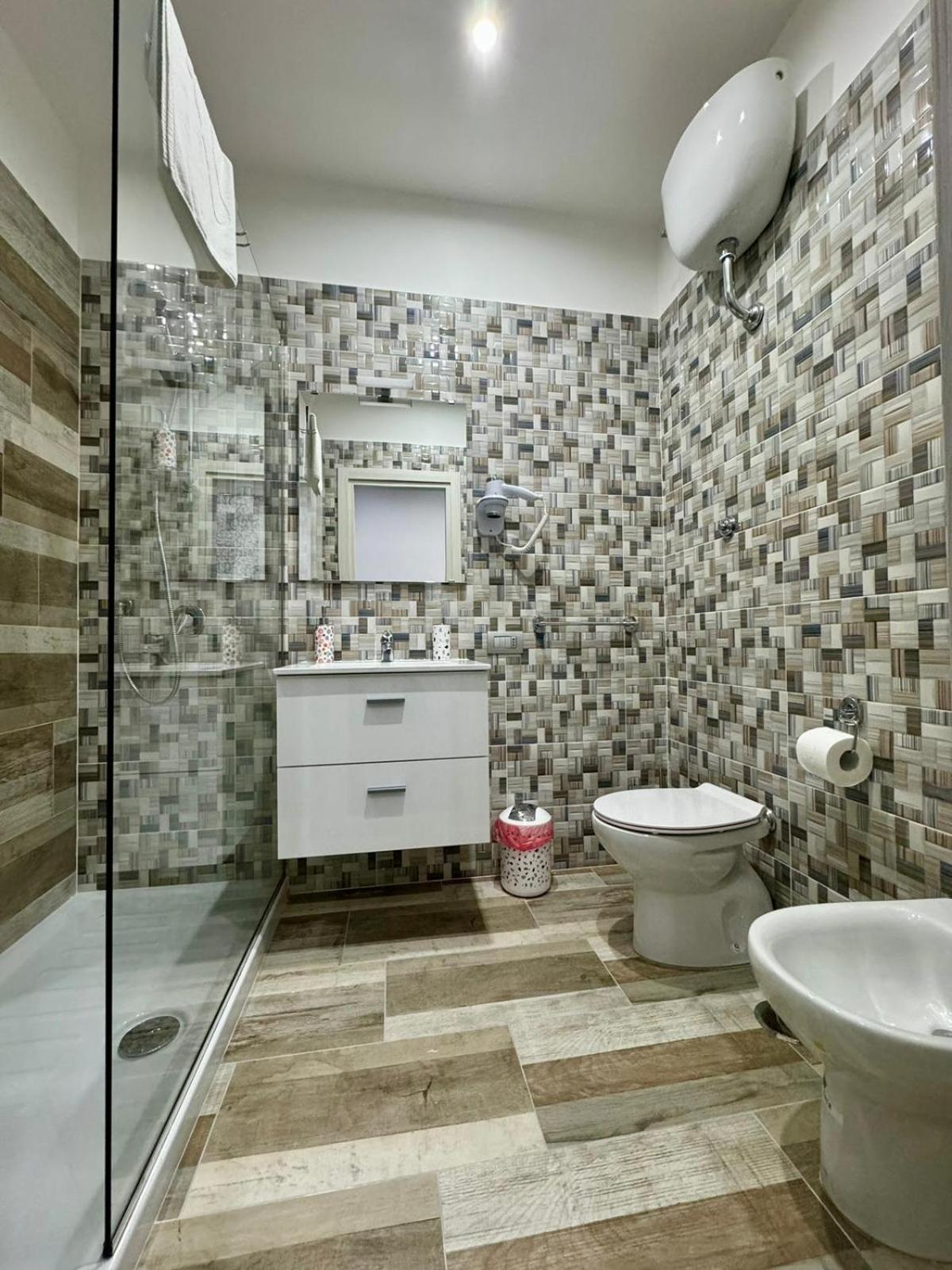 Punto House Ferrovia Hotel Наполи Екстериор снимка